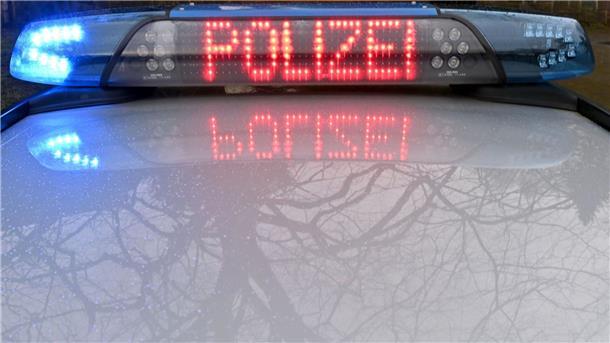 Die Polizei Sittensen sucht nach Zeugen, die den Unfall auf dem Parkplatz gesehen haben.