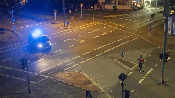 Nach Türkei-Sieg: Polizei Bremerhaven stellt sich Fans in Hafenstraße in den Weg Leere Kreuzung am Leher Tor nach Türkei-Spiel
