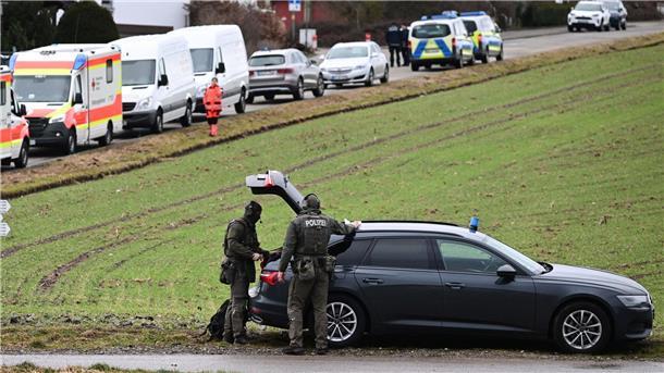 Ex-Soldat nach Großeinsatz der Polizei in U-Haft  Die Polizei sperrte das Haus weiträumig ab und evakuierte umliegende Gebäude.