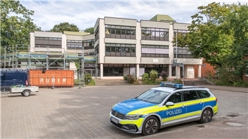 Polizeiauto vor der Hermann-Allmers-Schule in Hagen