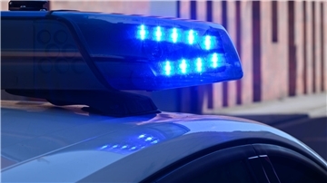 Ein Polizeifahrzeug fährt mit Blaulicht. 