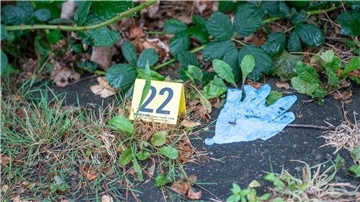 Die Polizei sucht an der Grimsbystraße nach Spuren. An dieser Ausfallstraße in Bremerhaven wurde am Montag eine Leiche gefunden.