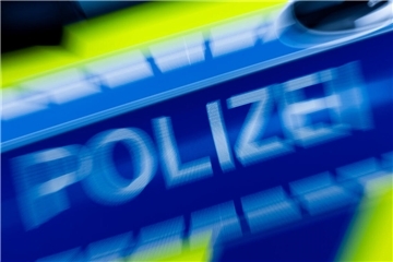 Ein Polizeiwagen im Einsatz. Die Polizei sucht Zeugen einer Unfallflucht in Beverstedt. Ein unbekannter Fahrer beschädigte einen geparkten VW Golf und flüchtete vom Unfallort.