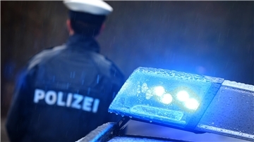 Rotenburg: Messerangriff auf schlafenden Mann: Polizei sucht Zeugen Polizist am Polizeiauto.