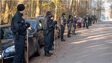 Die Polizei suchte am Montag im Bürgerpark nach dem Vermissten.