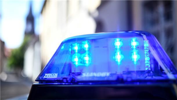  Das Blaulicht eines Polizeiautos leuchtet 