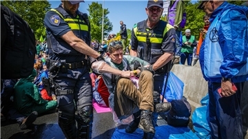 Die Polizei trägt Aktivisten von Extinction Rebellion weg, die die  A12 in Den Haag blockieren.