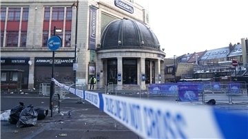 Die Polizei untersucht den Bereich vor der Brixton O2 Academy, wo es zu einem Gedränge kam.