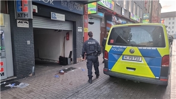 Die Polizei untersucht den Tatort.