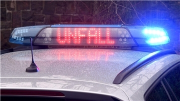 Die Leuchtschrift «Unfall» ist auf dem Dach eines Streifenwagens zu sehen