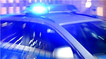 Die Polizei verliert trotz Blaulicht und Martinshorn die Spur eines flüchtenden Autofahrers. (Symbolbild)