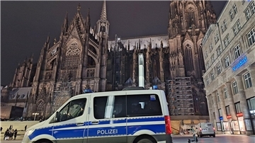 Die Polizei war wegen der Terrorwarnung am Kölner Dom mit einem Großaufgebot im Einsatz. (Archivbild)