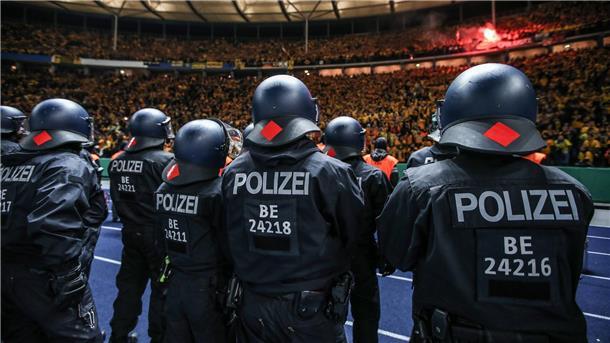 Brisanter Doppel-Spieltag in Berlin: DFL erklärt Ansetzung Die Polizei wird am Samstag nicht nur im Olympiastadion gefordert sein. (Archivbild)