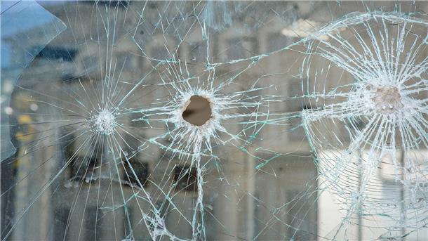 Schüsse in Geestemünde: Kugeln sorgen für Angst in der Schillerstraße Einschusslöcher in einer Scheibe