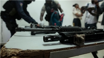 Die Polizei zeigt während einer Pressekonferenz in der Generaldirektion der Polizei in Port-au-Prince, Haiti, Waffen und Ausrüstung, die von Banden beschlagnahmt wurden.