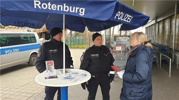 Landkreis: Polizei warnt erneut vor und berät zu Taschendieben Die Polizeibeamten Rolf Meyer (Mitte) und Fred Krüger beraten die Kunden vor einem Discounter und beantworten Fragen zum Thema Taschendiebstahl.