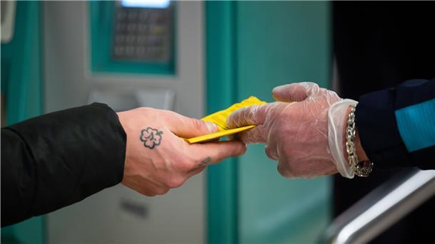 Ein Impfausweis wird übergeben.