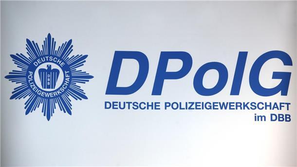 Polizeigewerkschaft kritisiert Bundespolizeibeauftragten Die Polizeigewerkschaft hat einen Brief an Frank-Walter Steinmeier geschrieben. Der Grund: verfassungsrechtliche Bedenken in Bezug auf den neuen Polizeibeauftragten des Bundes.