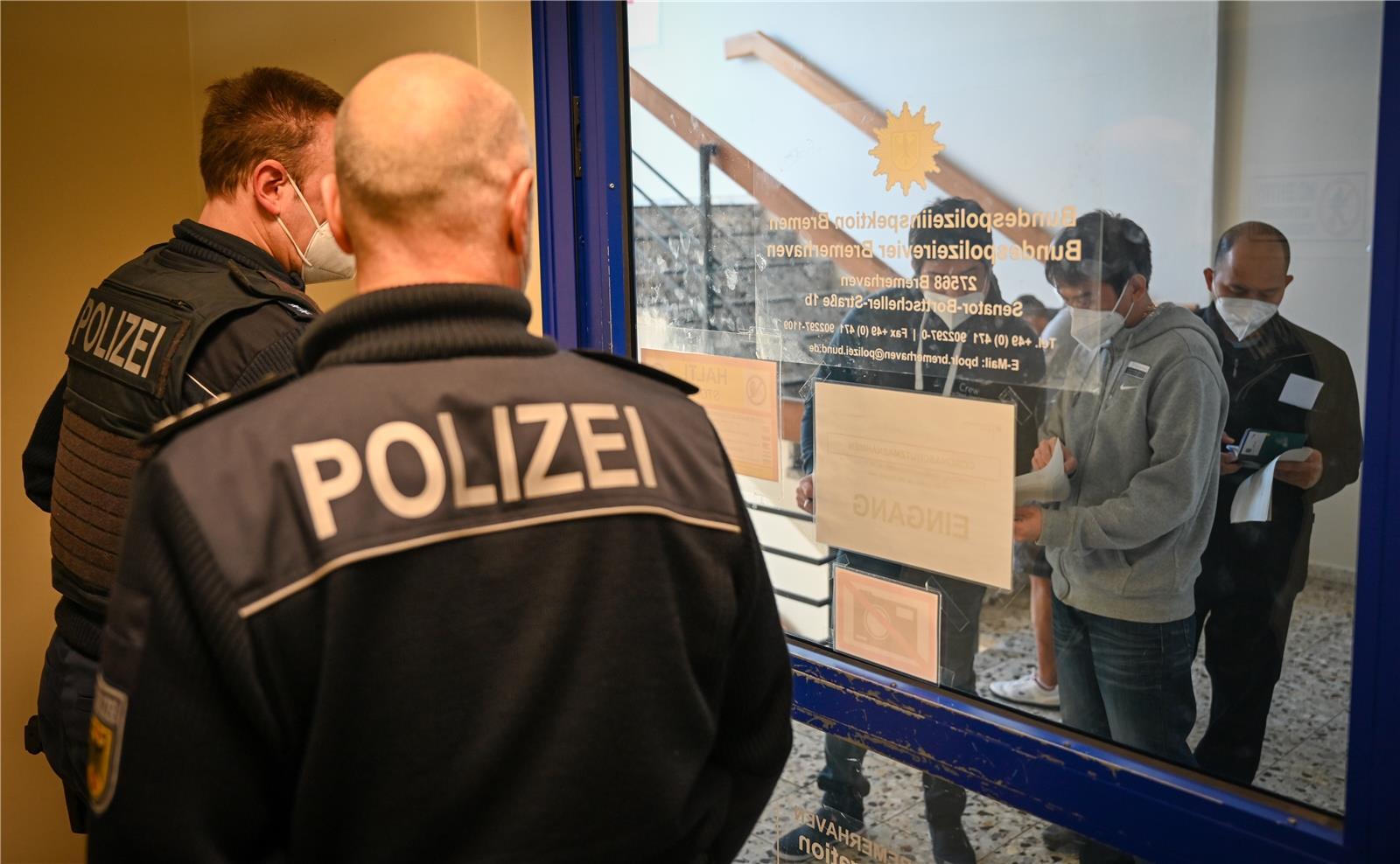 Die Polizisten arbeitet im Revier die lange Schlage von Seemännern ab, die ein Ü...