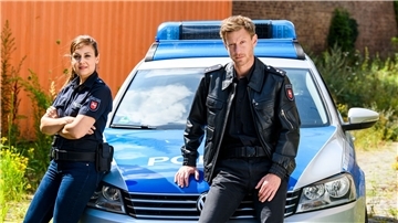 Die Polizisten Süher Özlügül (Sophie Dal) und Henk Cassens (Maxim Mehmet) müssen in einem Mordfall und einer Brandsache ermitteln: