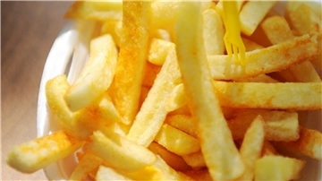 Die Pommes-Pappe wird es bald auf Stadtfesten in Bremen nicht mehr geben. Hier darf künftig nur Mehrweggeschirr benutzt werden. Dass Bremerhaven diese Regelung nun einfach übernehmen soll, kommt bei der Politik in der Seestadt allerdings gar nicht gut an.