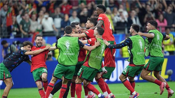 Die Portugiesen jubeln nach dem letzten verwandelten Elfmeter.