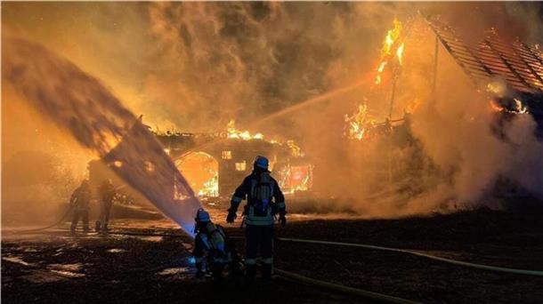 Posttraumatische Belastungsstörung: Wie ein Feuerwehrmann für Anerkennung kämpft Feuerwehrmann vor einem brennenden Haus.