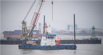  Die prächtige Kuppel des abgerissenen Bremerhavener Molenturms hat am Montag an Bord des Schwimmkrans „BHV Hercules“ den Geeste-Vorhafen verlassen.
 