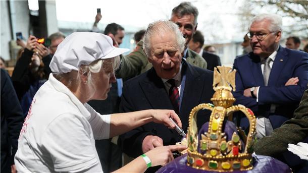 König Charles: Ovationen im Bundestag, Käse in Brandenburg Die prächtige Queen-Victoria-Torte ist in stundenlanger Detailarbeit angefertigt worden.