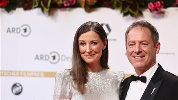 Die Präsidenten der Deutschen Filmakademie: Schauspielerin Alexandra Maria Lara und Regisseur Florian Gallenberger gemeinsam vor der Verleihung auf dem roten Teppich.