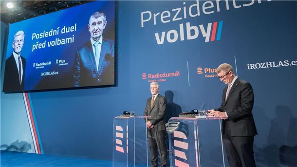 Ex-General Pavel wird neuer Präsident in Tschechien Die Präsidentschaftskandidaten Petr Pavel (l) und Andrej Babis (r) vor der letzten Rundfunkdebatte vor der zweiten Runde der tschechischen Präsidentschaftswahlen.