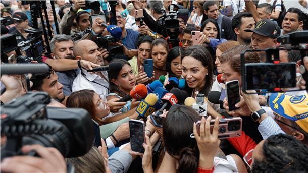 Die Präsidentschaftskandidatin der Opposition, María Corina Machado, spricht am 22.10.2023 mit Journalisten.