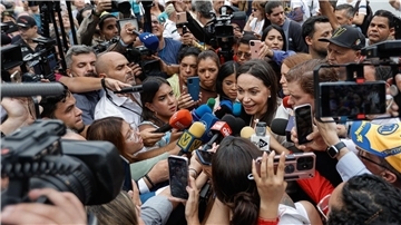 Die Präsidentschaftskandidatin der Opposition, María Corina Machado, spricht am 22.10.2023 mit Journalisten.