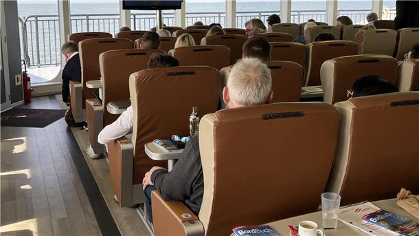 Helgoland-Urlaub per Schiff: 7 Unterschiede zwischen „Helgoland“ und „Halunder Jet“ Der Halunder Jet im Test: 7 Unterschiede zur Fahrt mit dem Seebäderschiff. Wie im Flugzeug sitzt man im Katamaran auf verschiedenen Decks. Je teuer, desto komfortabler.