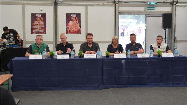 65.000 Besucher feiern friedliches Hurricane-Festival in Scheeßel Menschen an einem langen Tisch.