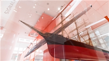 Segelschiff in Vitrine.