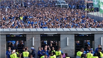 Die Probleme beim Einlass der Bielefeld-Fans werden aufgearbeitet, kündigte der Berliner Senat an. 