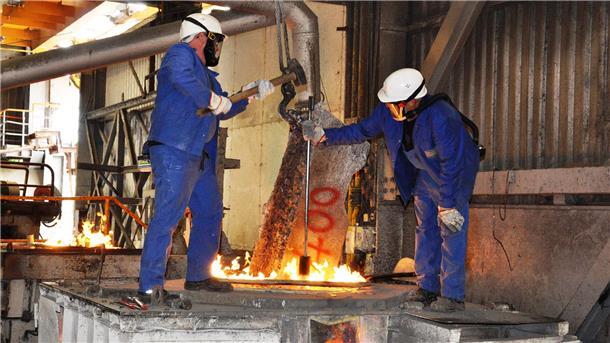 Bild mit zwei Arbeitern in der Produktionshalle der Nordenhamer Bleihütte