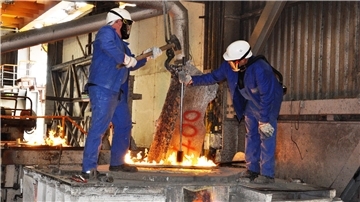 Bild mit zwei Arbeitern in der Produktionshalle der Nordenhamer Bleihütte
