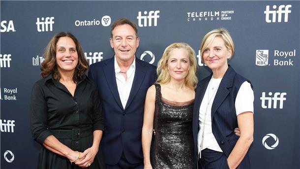 Gillian Anderson brilliert in „Der Salzpfad“ Die Produzentin Elizabeth Karlsen (l-r), Jason Isaacs, Gillian Anderson und die Regisseurin Marianne Elliott bei der Premiere des Films in Toronto. (Archivbild)