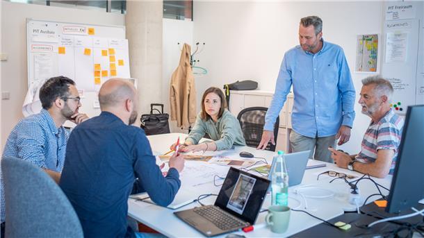 Die Projektgruppe Schulen kommt im Timeport III zusammen. Im Bild (von links): Natale Miano, Kamil Sosnowski, Lesley Fischer, Kai Hamel und Walter Heilmann.