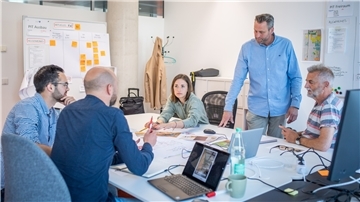 Die Projektgruppe Schulen kommt im Timeport III zusammen. Im Bild (von links): Natale Miano, Kamil Sosnowski, Lesley Fischer, Kai Hamel und Walter Heilmann.