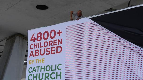 Portugal: Wirbel um Protest-Plakate beim Papst-Besuch Die Protest-Plakate wurden von der Bewegung „This is Our Memorial“ angebracht. „Obwohl bei diesem Weltjugendtag Imagewäsche betrieben wird, vergessen wir die Opfer nicht“, sagte die Initiatorin.