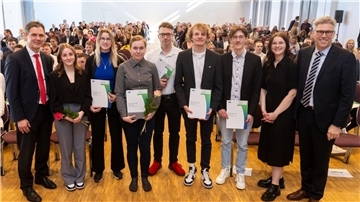 Die Prüfungsbesten aus dem Landkreis Wesermarsch mit IHK-Präsident Jan Müller (links) und Stefan Bünting, Bereichsleiter Bildung der IHK (rechts): Timea Kaiser, Luisa von Nethen, Juliana Jost, Julian Antons, Otis Jaudszim, Leon Lübken, Melanie Müller.