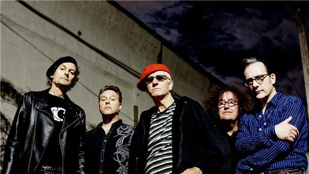 Punkveteranen The Damned mit neuem Album „Darkadelic“ Die Punk-Band „The Damned“ mit (l-r) Paul Grey, David Vanian, Captain Sensible, Monty Oxy Moron und Andrew (Pinch) Pinching.