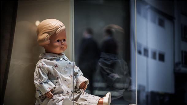 Berliner Schau zeigt Objekte aus Yad Vashem Die Puppe namens „Inge“ von Lore Stern in der Ausstellung „Sechzehn Objekte - Siebzig Jahre Yad Vashem“.