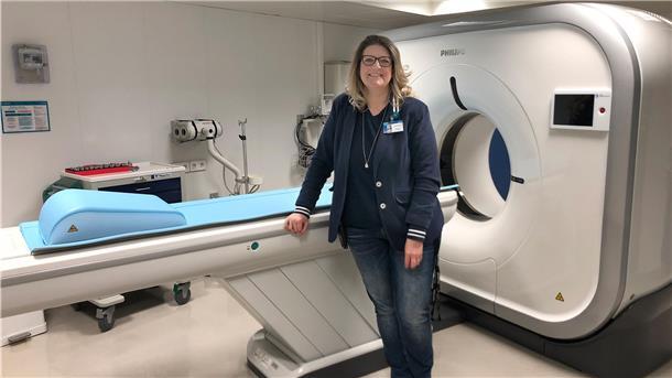 Ein Krankenhaus mit Bug und Heck Die Qualitätsmanagerin und ausgebildete Anästhesiekrankenschwester Silke Kessing steht vor einem Computertomografen an Bord des Hospitalschiffs „Global Mercy“.