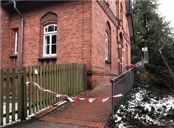 Die Rampe am Zevener Klostergang führt über Privatgrund. Bei Eis und Schnee ist der Weg mit Ketten gesperrt.