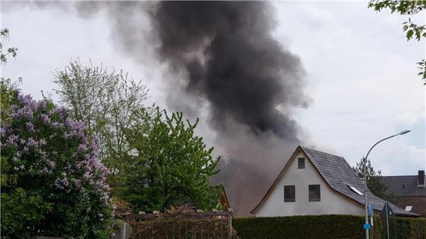 Die Rauchwolke steht über dem Haus.