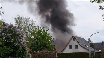 Nach Brand in Dorum: Polizei bestätigt Verdacht, dass Vater der Brandstifter war Die Rauchwolke steht über dem Haus.